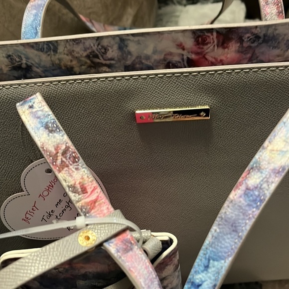 Betsey Johnson gray tote style bag with amazing lining and detachable pouch, new - Picture 15 of 15